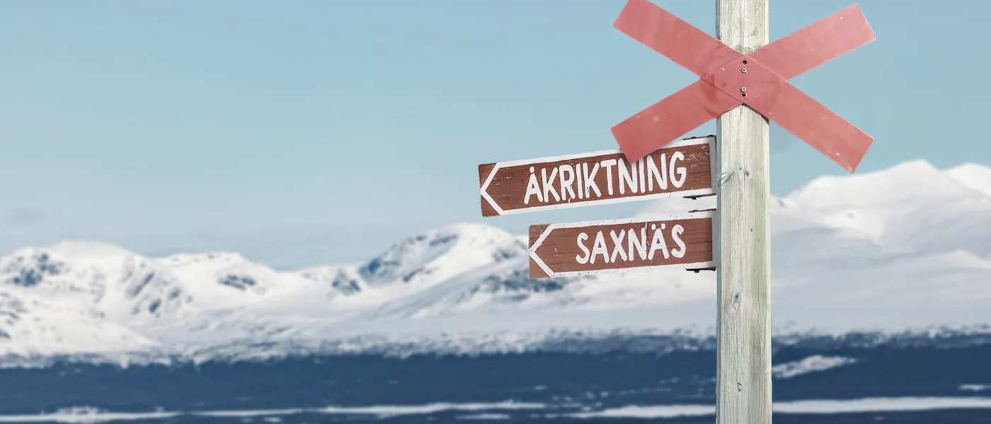 Ledkryss med fjäll bakom